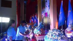 ร่วมกันถวายเครื่องราชสักการะ จุดเทียนถวายพระพรชัยมงคลและถวายราชสดุดีเฉลิมพระเกียรติ