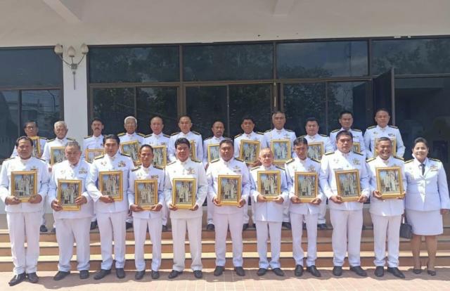 เข้าร่วมพิธีรับพระราชทานพระบรมฉายาลักษณ์พระบาทสมเด็จพระเจ้าอยู่หัว ที่ฉายกับสมเด็จพระนางเจ้าฯ พระบรมราชินี